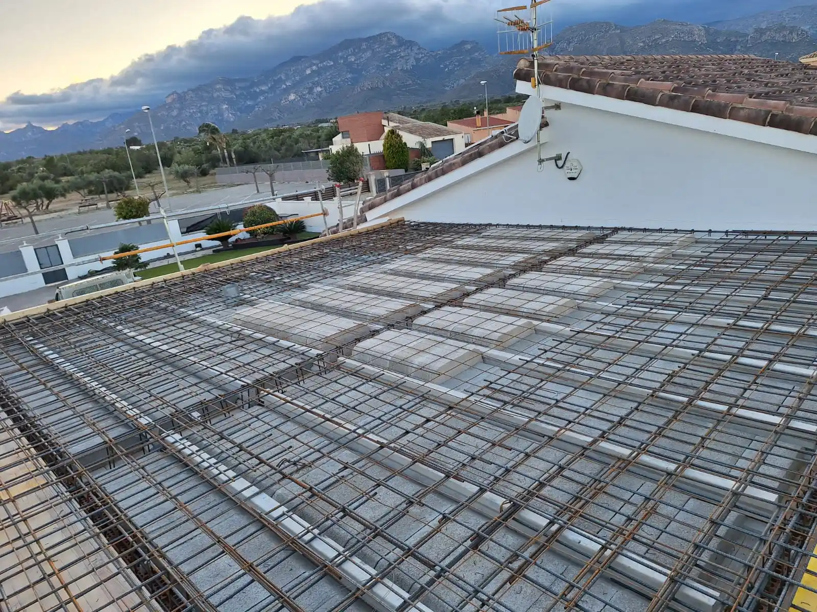 Construcción de forjado con bovedillas y malla de acero corrugado en una vivienda de Tarragona