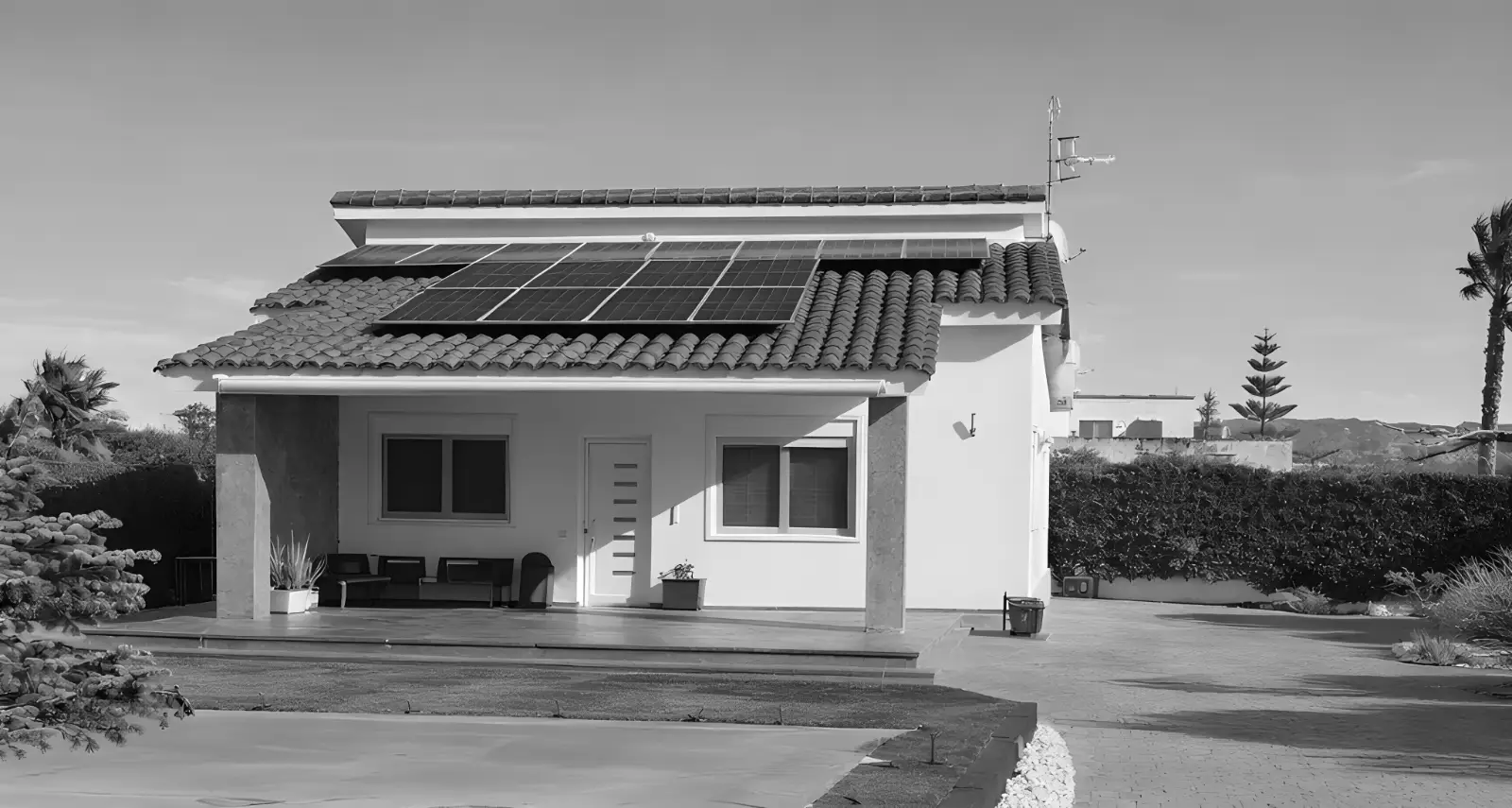 Instalación de paneles solares sobre tejado de teja cerámica en una vivienda unifamiliar de Tarragona