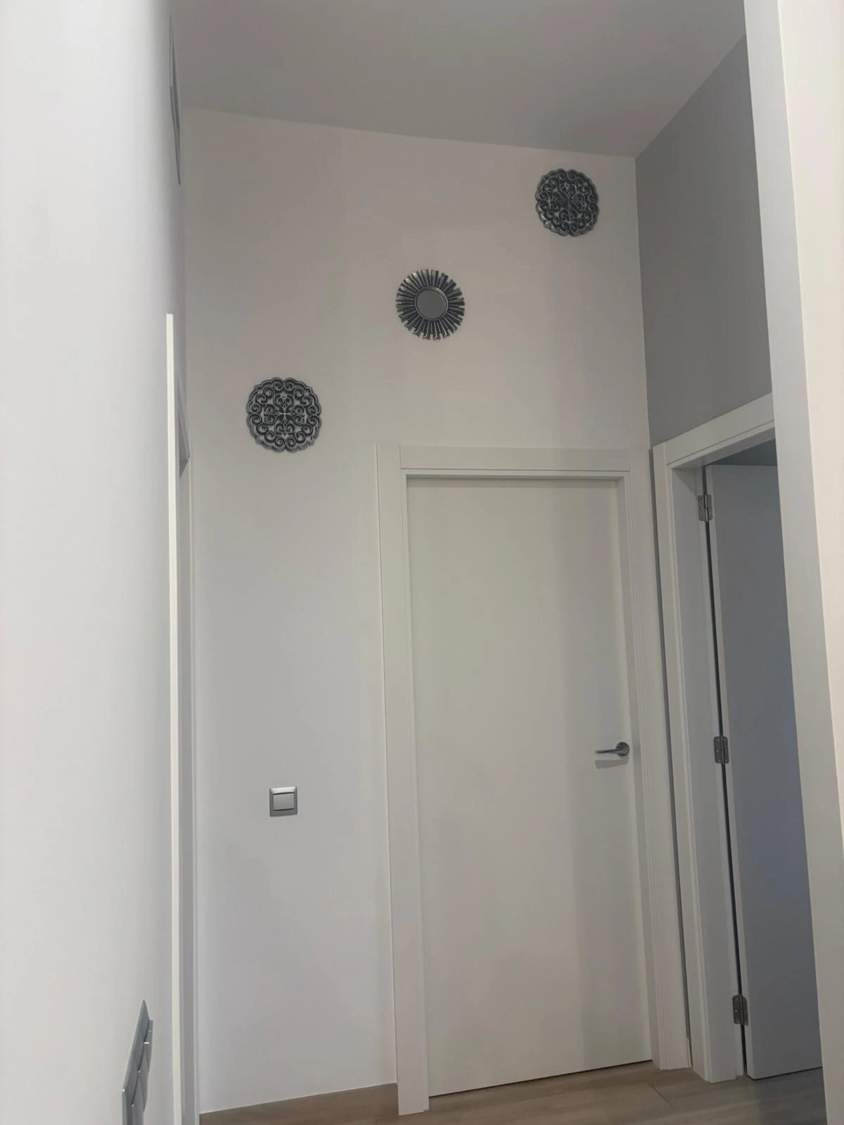 Reforma integral con puertas lacadas en blanco y paredes de tono neutro en Tarragona