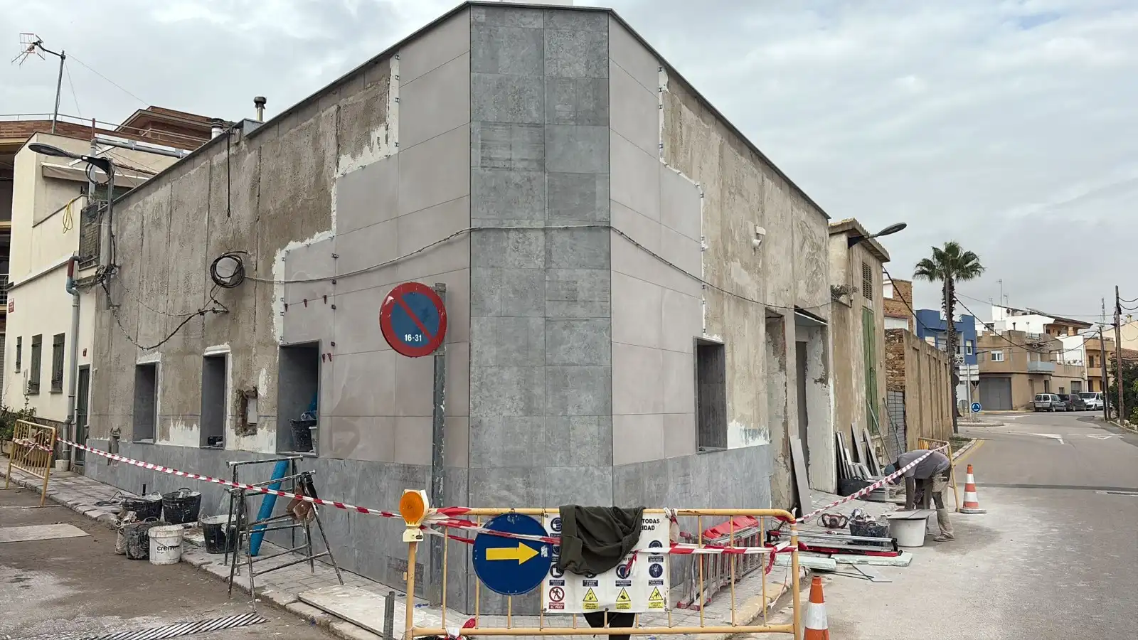 Rehabilitación de fachada con instalación de aplacado de piedra gris en una esquina en Tarragona
