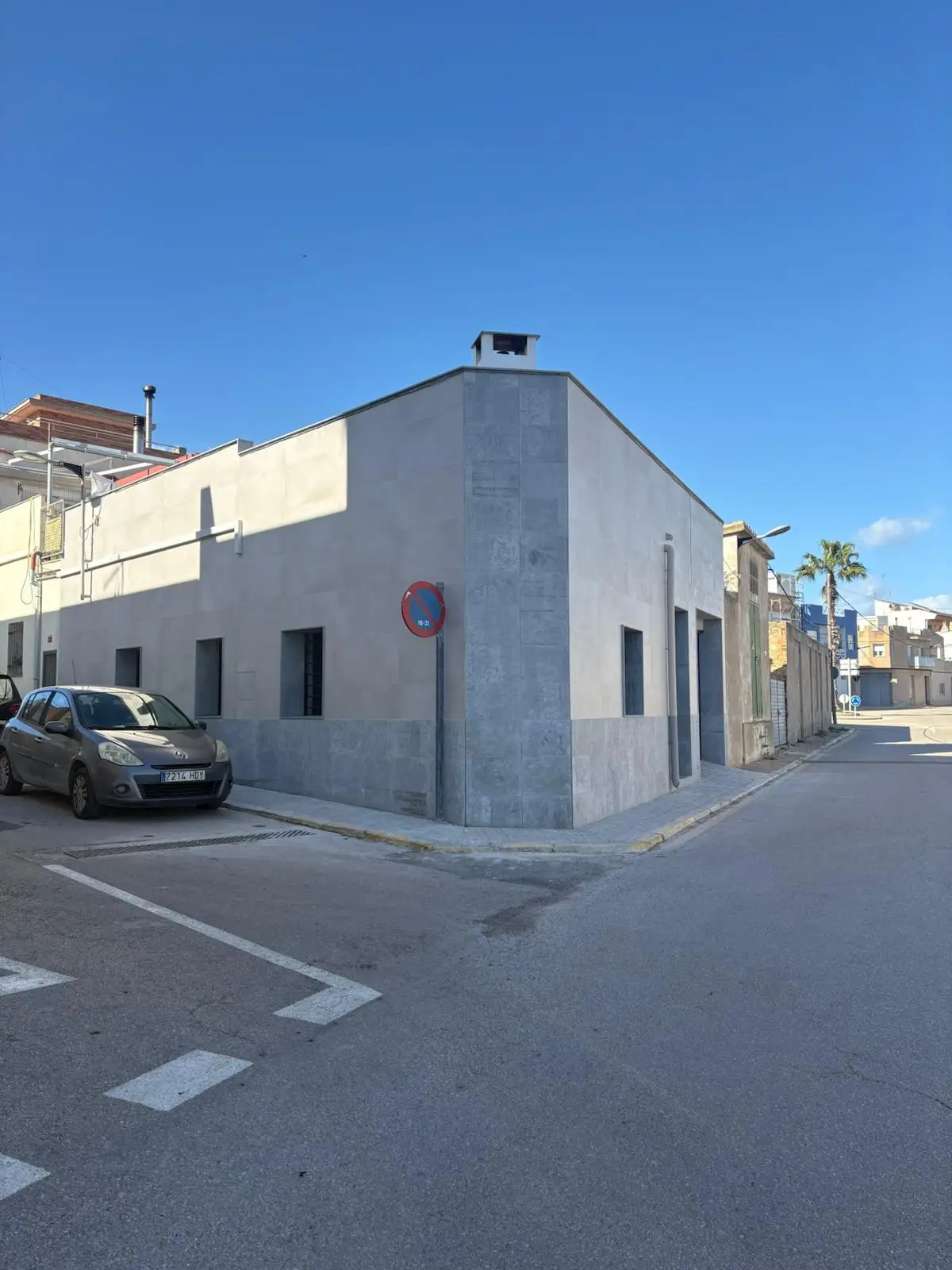 Rehabilitación de fachada con revestimiento de piedra gris en esquina de vivienda unifamiliar en Tarragona